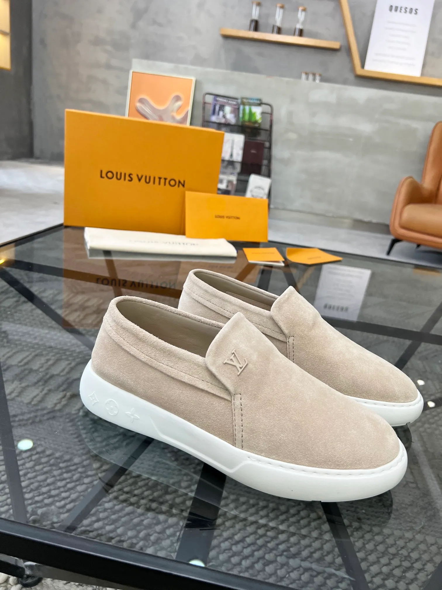 Factory price: 520💰 LV🔍Top purchasing agent🇮🇹 Road The most popular sneakers are available at the same time in the super popular sports shoe counters. The uppers are made of Italian original imported cowhide fabric. The classic and generous layout is a must-have for fashionistas. The complex craftsmanship is perfectly reproduced. The imported soft water-dyed cowhide lining is padded. The soles are: original soles specially provided by the factory. The exclusive foamed molded soles are super comfortable. The original factory follows the order. 🔍🔍High quality. You can go in and out of the counter at will. Welcome to compare. Size 39-45 (38 can be ordered)
